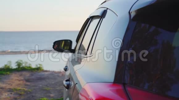 海边的背景上的汽车视频的预览图