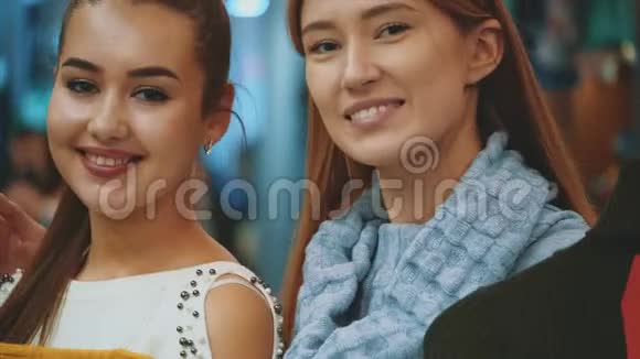 快乐的年轻女孩在购物中心朋友们在一起玩得很开心视频的预览图