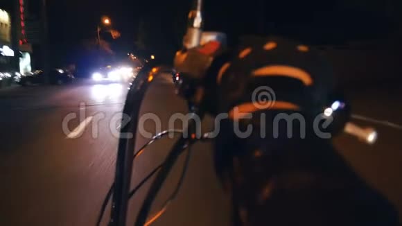 手摩托车在加速器上视频的预览图