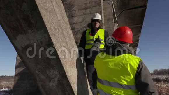 工人们在桥下谈话视频的预览图