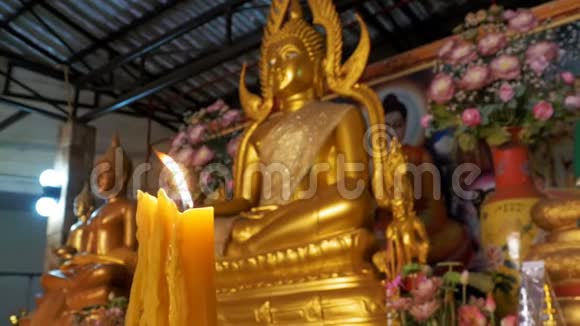 佛像黄金佛像背景上的烛火帕塔亚泰国视频的预览图
