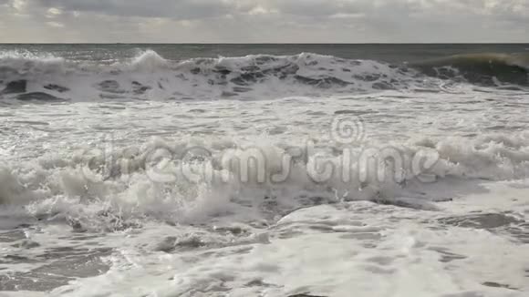 缓慢移动的大泡沫波浪向岸边翻滚视频的预览图