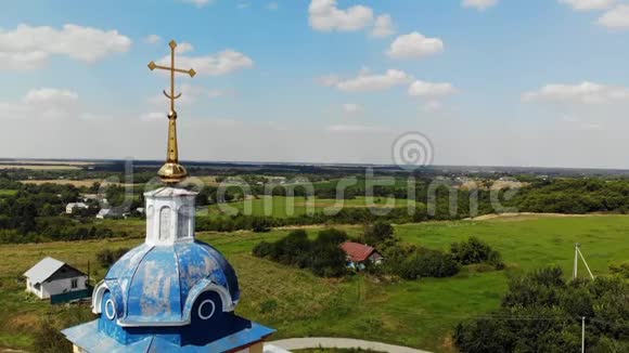 俄罗斯旧村教堂十字路口附近的航班视频的预览图
