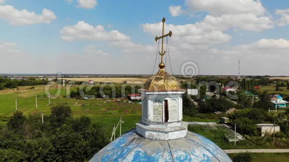 俄罗斯旧村教堂十字路口附近的航班视频的预览图