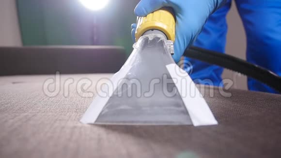 公寓和办公室的清洁概念干洗工人清除室内沙发上的污垢视频的预览图