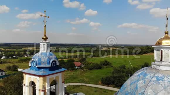 俄罗斯旧教堂十字路口附近的航班视频的预览图