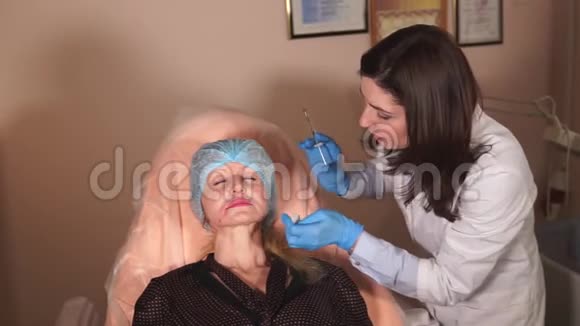 一位私人医生对口腔关节部位的妇女进行肉毒杆菌治疗视频的预览图
