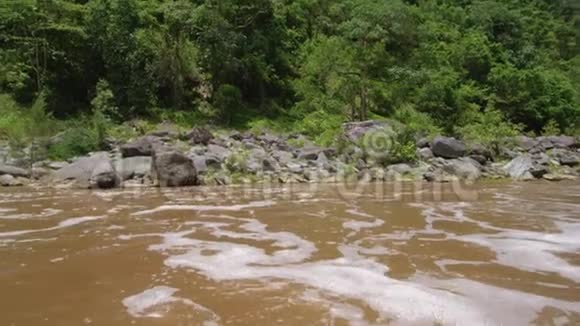 在泥泞的小溪上慢慢地皮划艇视频的预览图