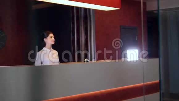 酒店服务经理问候新客户女商人4K视频的预览图