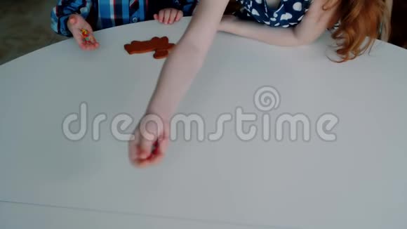 两个孩子装饰饼干视频的预览图