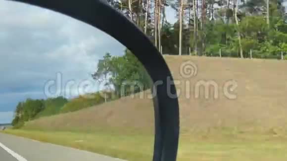 从汽车乘客座位看路边观看侧视镜的人视频的预览图