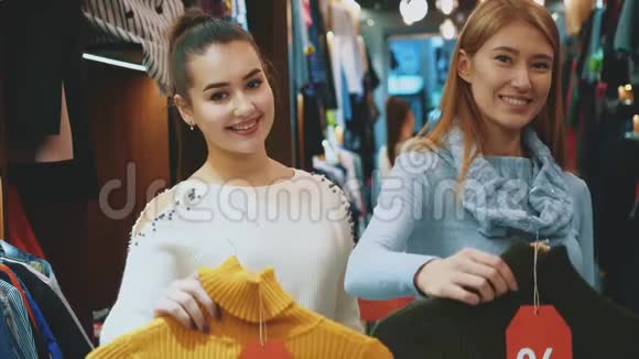 快乐的年轻女孩在购物中心朋友们在一起玩得很开心视频的预览图
