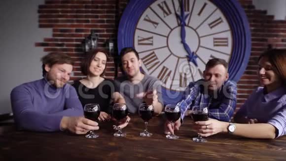 五位老朋友正在餐厅庆祝新年每位老朋友都带着红酒愉快地碰着酒杯视频的预览图