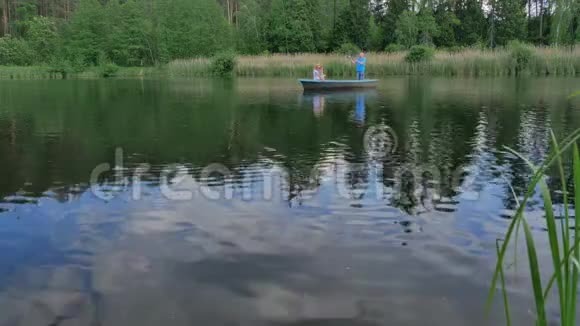 永曼与家人在湖上乘船放松和钓鱼视频的预览图
