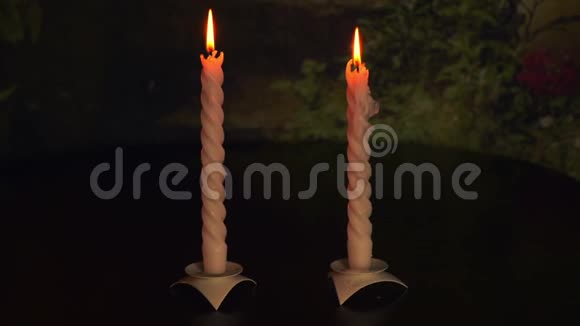 多利运动放大近距离手持射击一对白蜡烛燃烧站在桌子上的蜡烛在室内视频的预览图