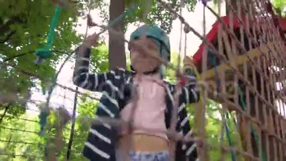 绳子公园里的小女孩视频的预览图