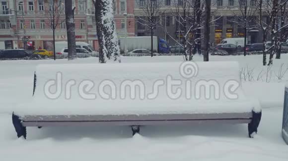 莫斯科公园白雪覆盖的长椅视频的预览图