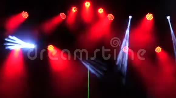 明亮闪光的音乐会聚光灯激光和现场烟雾视频的预览图