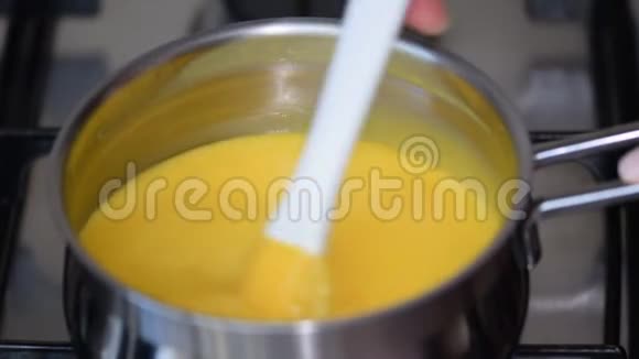 鲜制的果汁柠檬汁奶油冻用搅拌的平底锅搅拌视频的预览图