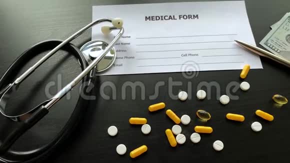 医疗账单黑色桌子上的彩色药丸和胶囊药房主题胶囊药丸与药物抗生素视频的预览图