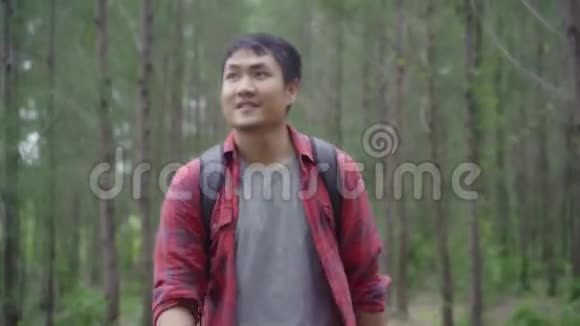 徒步旅行冒险自由森林漫步的亚洲背包客夫妇视频的预览图
