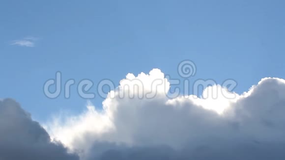 天空上淡淡的白云视频的预览图