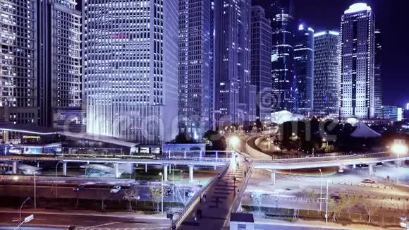 时间流逝城市交通和摩天大楼在夜间快速移动的人的轮廓视频的预览图