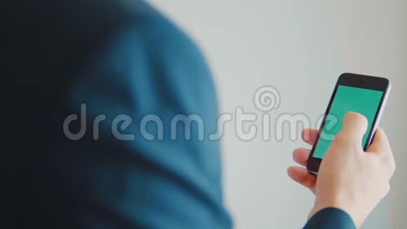 绿色屏幕智能手机男性手细看手机倾斜热视频的预览图