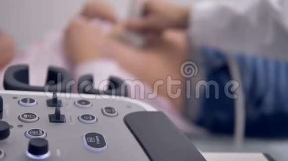 一种医疗器械被压在裸露的人体腹部上视频的预览图