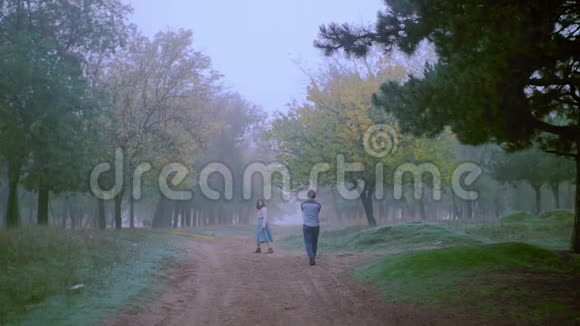 浪漫的情侣场景雾天在路上视频的预览图