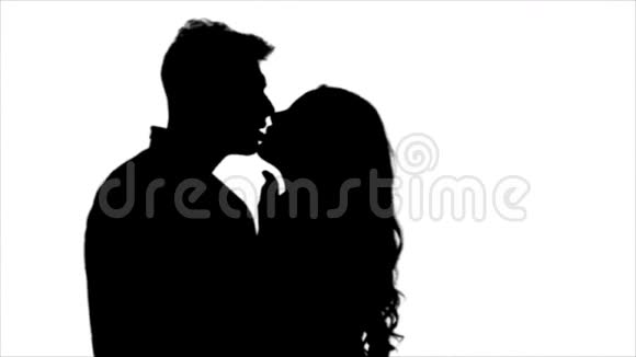 相爱的夫妇互相看着对方开始接吻剪影白色背景慢动作视频的预览图