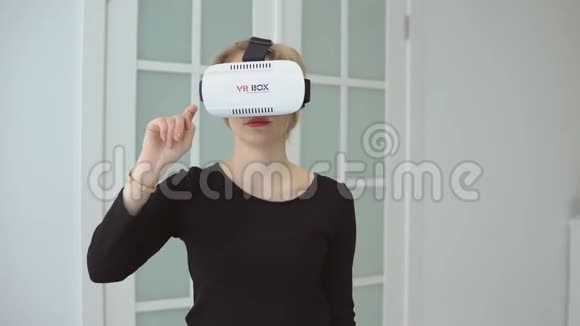 虚拟现实耳机中自信的年轻女性视频的预览图