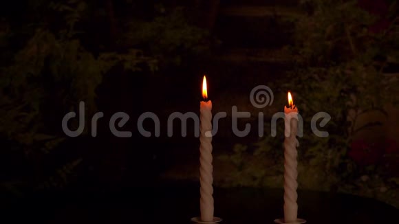 把蜡烛吹得紧紧的两支蜡烛燃烧熄灭关闭低键射出一对蜡烛视频的预览图