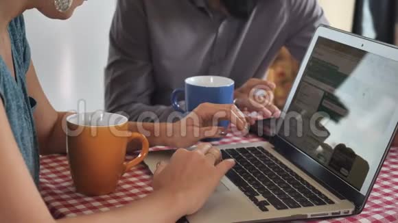女特写用电脑靠近坐男视频的预览图