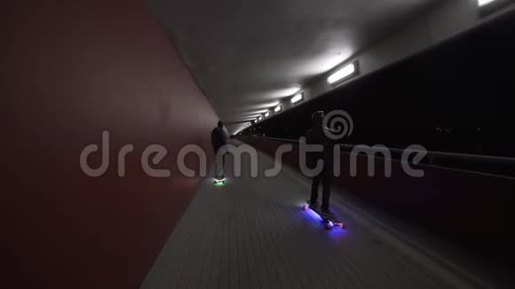 电动龙板乘坐夜间城市与LED和电机桥隧道视频的预览图