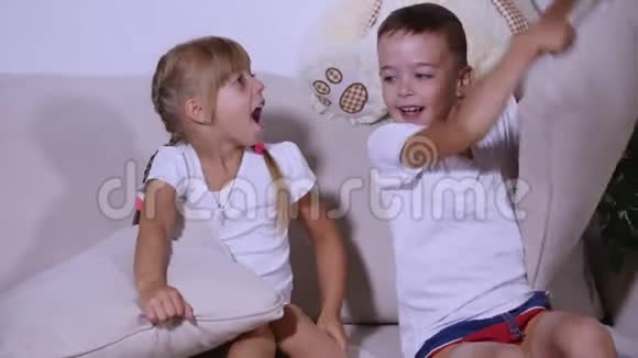 女孩和男孩在沙发上跳跃放纵自己视频的预览图
