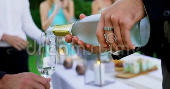 在婚礼4K4K时用香槟杯品尝视频的预览图