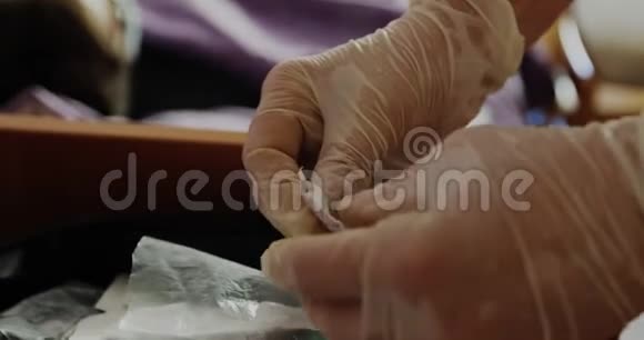 一个戴着医用手套的护士轻轻地打开药视频的预览图