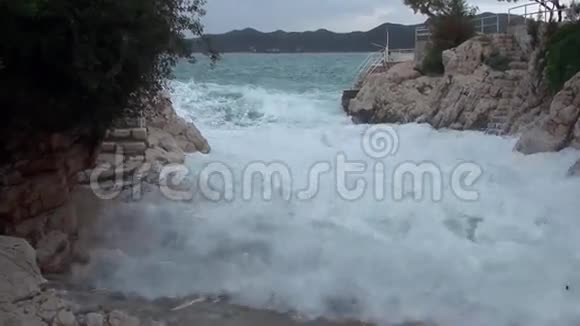 小海滩上的波浪视频的预览图