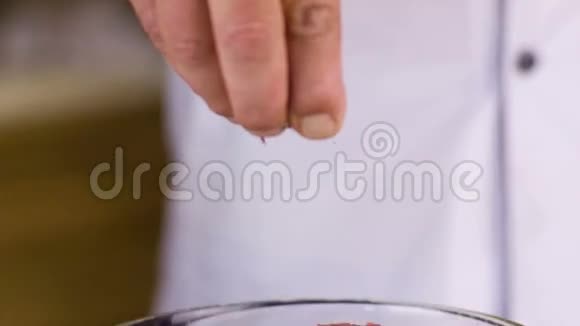 厨师倒香料视频的预览图