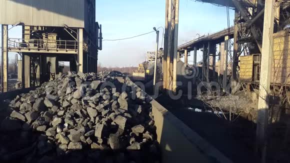 在露天开采时将矿石装入重型自卸卡车视频的预览图