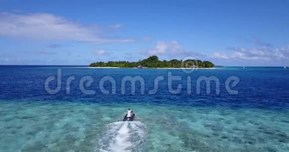 V06160无人驾驶飞机观看马尔代夫白色沙滩喷气机乘坐阳光明媚的热带天堂岛与水视频的预览图