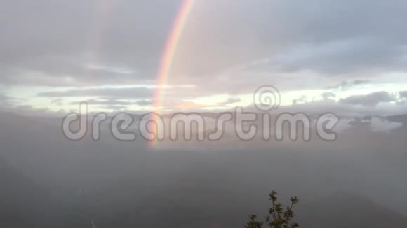 在夏威夷考艾岛下雨后彩虹在海米亚峡谷上方视频的预览图