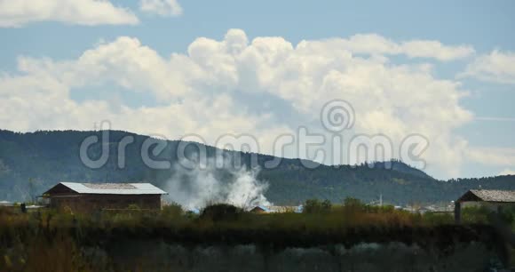 云南香格里拉的4k烧烟藏屋云过山视频的预览图