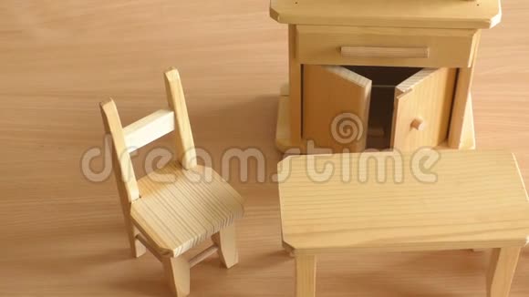 木制娃娃家具桌子椅子和自助餐儿童迷你木制玩具家具视频的预览图