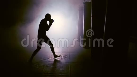 一个拳击手在烟雾中的剪影视频的预览图