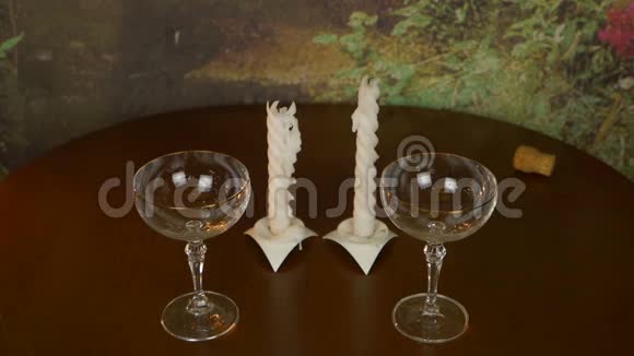 男人手打开打火机在桌子上点燃蜡烛两个空酒杯站着以前浪漫的夜晚庆祝活动视频的预览图