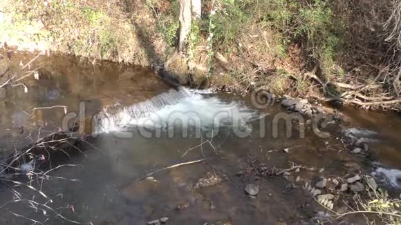 乔治亚州塞威尔溪塞威尔溪上一个小瀑布有岩石视频的预览图