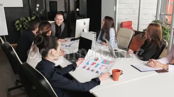在办公室会议室工作时展示团队合作的商人视频的预览图