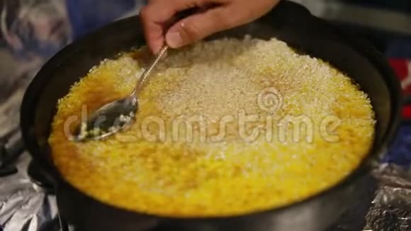 煮饭时把白米均匀地放在铸铁水壶里视频的预览图